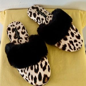 Victoria Secret sz small slippers with faux fur